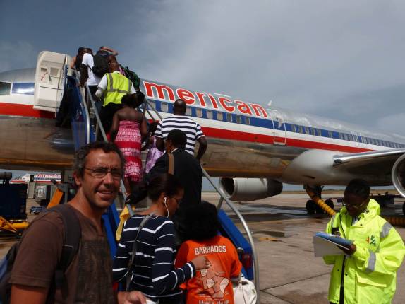 Embarcando para Nova Iorque no aeroporto de Barbados Embarcando para Nova Iorque no aeroporto de Barbados