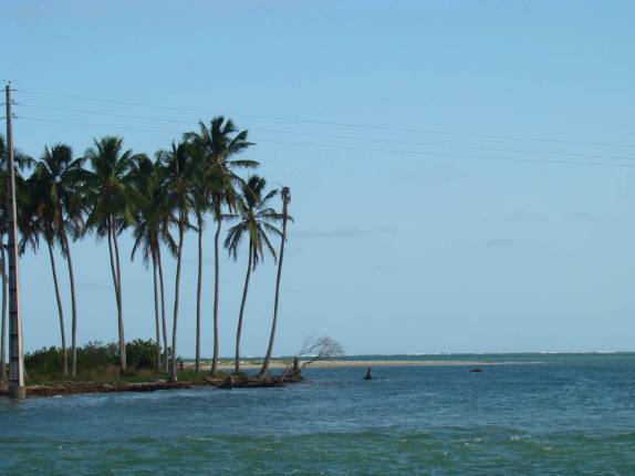 Encontro do rio com o mar em Porto de Pedras - AL