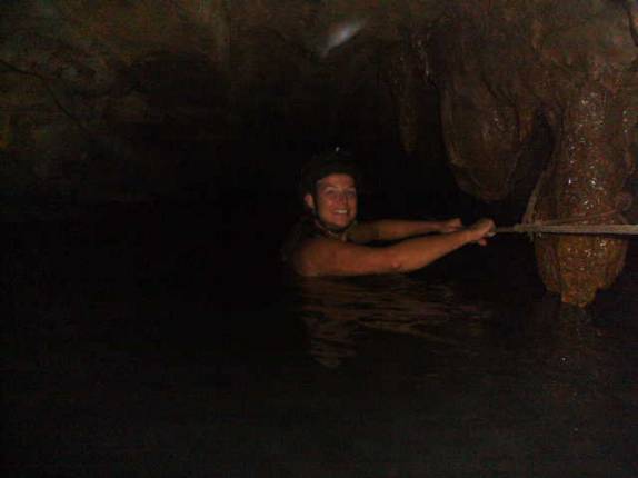 Enfrentando a água fria da caverna Lambari, no PETAR