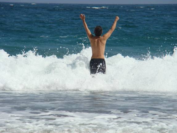 Enfrentando as águas frias do Oceano Pacífico em Iquique, no norte do Chile Enfrentando as águas frias do Oceano Pacífico em Iquique, no norte do Chile