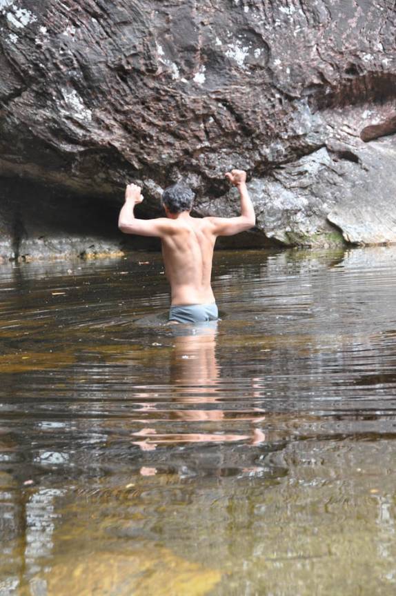 Enfrentando as águas geladas da Cachoeira Congonhas, no Parque Estadual da Serra do Intendente, em Tabuleiro - MG Enfrentando as águas geladas da Cachoeira Congonhas, no Parque Estadual da Serra do Intendente, em Tabuleiro - MG
