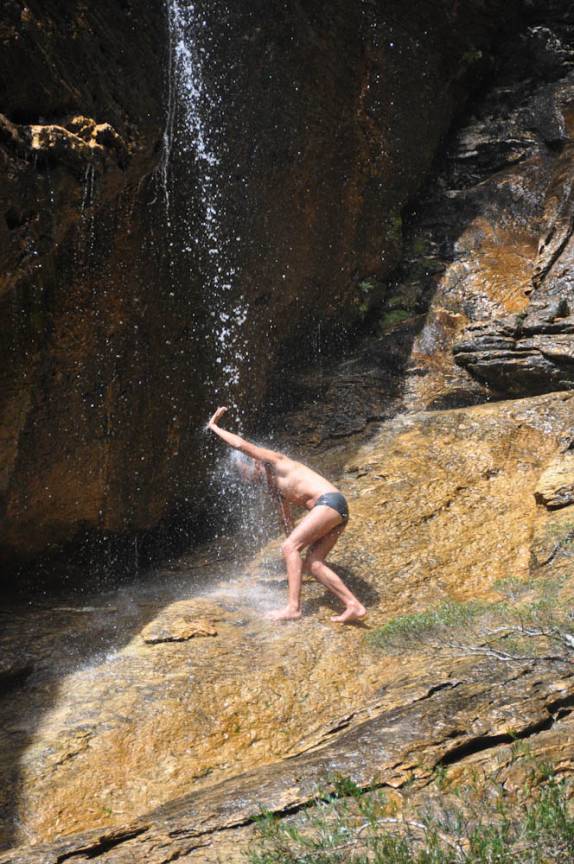 Enfrentando as águas geladas da Cachoeira Congonhas, no Parque Estadual da Serra do Intendente, em Tabuleiro - MG Enfrentando as águas geladas da Cachoeira Congonhas, no Parque Estadual da Serra do Intendente, em Tabuleiro - MG
