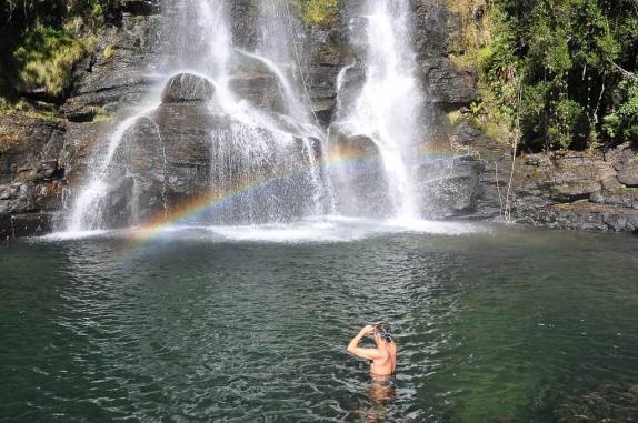 Enfrentando as águas geladas da Cachoeira  dos Garcias em Aiuruoca - MG