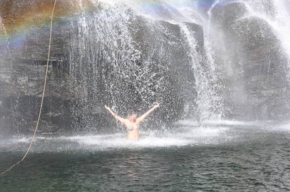 Enfrentando as águas geladas da Cachoeira  dos Garcias em Aiuruoca - MG