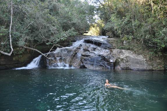Enfrentando as águas geladas e maravilhosas do Poço Esmeralda em Carrancas - MG