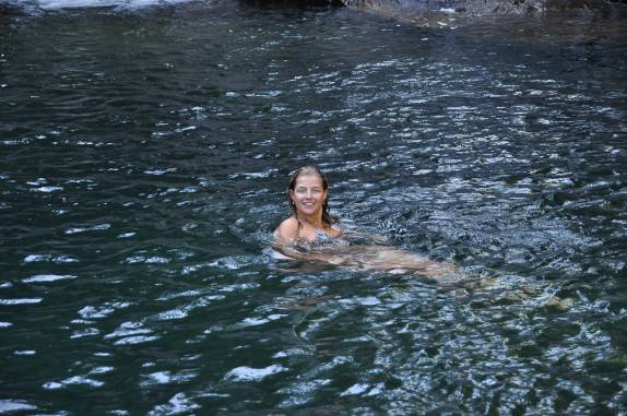 Enfrentando as águas geladas e maravilhosas do Poço Esmeralda em Carrancas - MG