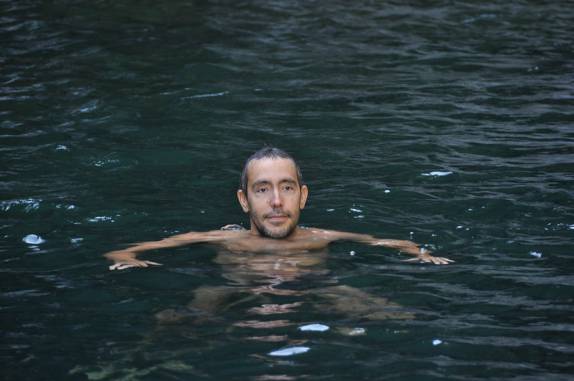 Enfrentando as águas geladas e maravilhosas do Poço Esmeralda em Carrancas - MG