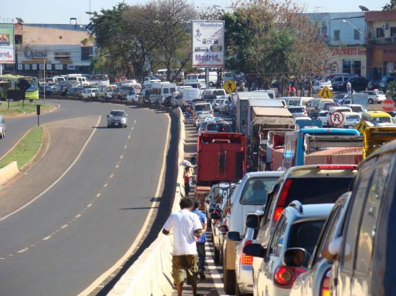 Engarrafamento para se chegar à Ponte da Amizade, que liga o Brasil ao Paraguai, em Foz do Iguaçu - PR Engarrafamento para se chegar à Ponte da Amizade, que liga o Brasil ao Paraguai, em Foz do Iguaçu - PR