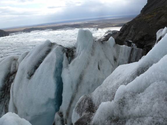Enormes blocos de gelo em movimento na geleira Vatnajokull, no parque de Skaftafell, no sul da Islândia Enormes blocos de gelo em movimento na geleira Vatnajokull, no parque de Skaftafell, no sul da Islândia