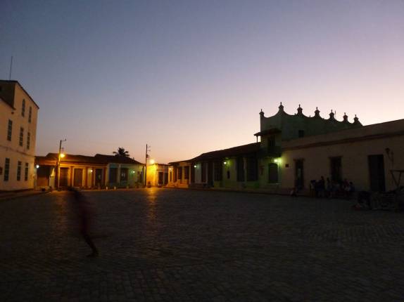 Entardecer na Plaza Juan de Dios, em Camaguey - Cuba Entardecer na Plaza Juan de Dios, em Camaguey - Cuba