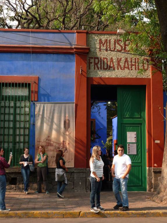 Entrada do museu Frida Kahlo, onde a artista viveu com Diego Rivera, em Coyoacán, bairro de Cidade do México