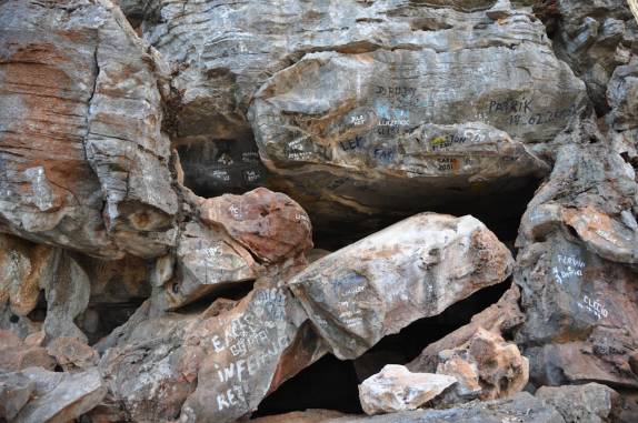 Entrada pichada da Gruta dos Anjos, em Brejo do Amparo - Januária (MG) Entrada pichada da Gruta dos Anjos, em Brejo do Amparo - Januária (MG)