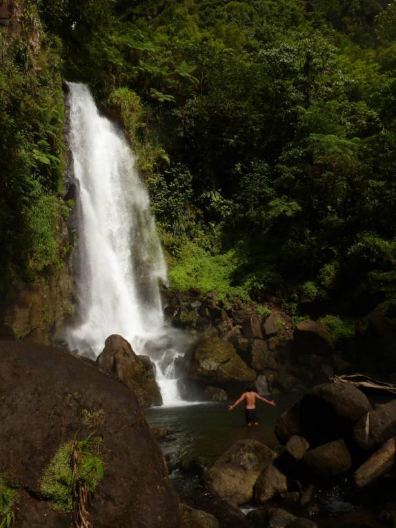 Entrando em piscina natural na base de uma das Trafalgar Falls, no Trois Pitons National Park, em Dominica, no Caribe