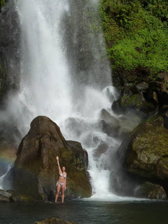 Entrando em piscina natural na base de uma das Trafalgar Falls, no Trois Pitons National Park, em Dominica, no Caribe