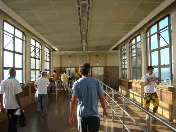 Entrando no Elevador Lacerda, em Salvador - BA