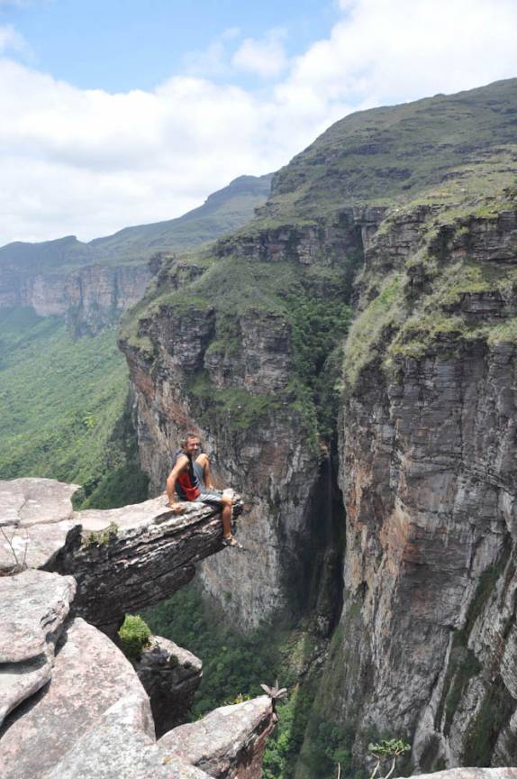 Equilibrando-se num dos mirantes do Cachoeirão, no Vale do Pati, na Chapada Diamantina - BA