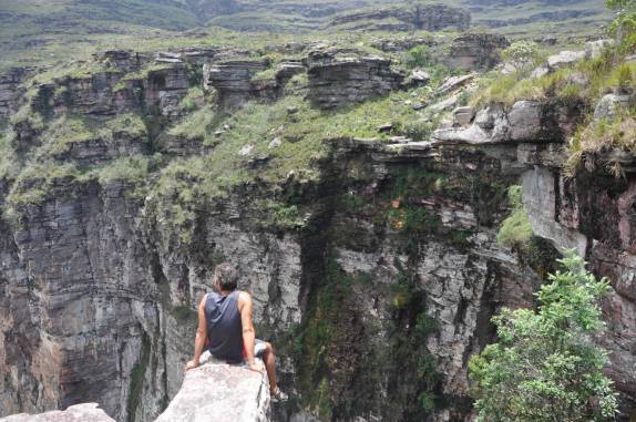 Equilibrando-se num dos mirantes do Cachoeirão, no Vale do Pati, na Chapada Diamantina - BA Equilibrando-se num dos mirantes do Cachoeirão, no Vale do Pati, na Chapada Diamantina - BA