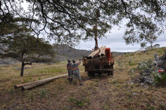 Equipe do Luz Para Todos em ação, na região de Capivari, próximo a Milho Verde - MG