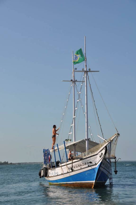Escalando a 'escada' da nossa escuna na Baía de Camamu - BA