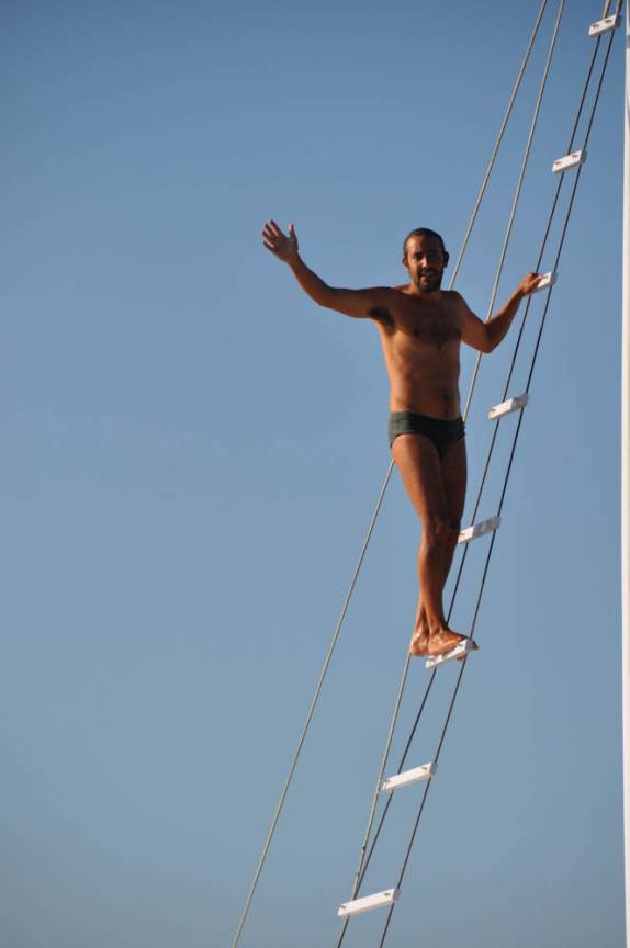 Escalando a 'escada' da nossa escuna na Baía de Camamu - BA