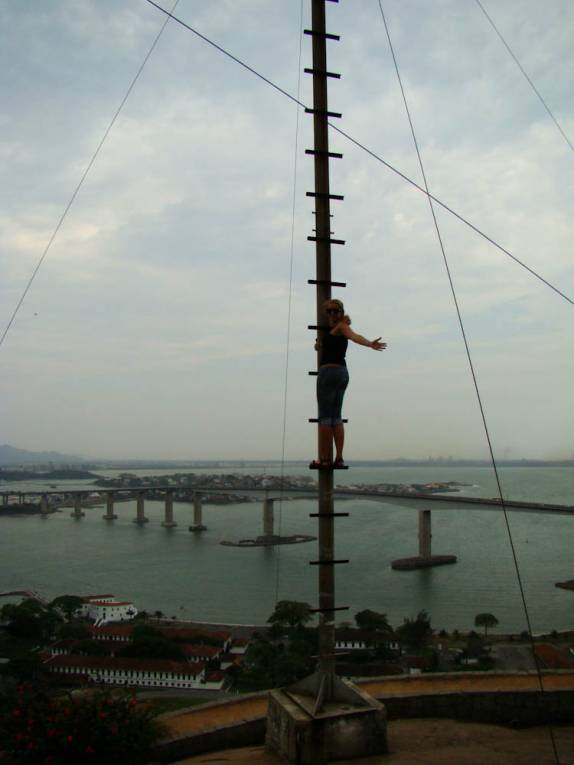 Escalando a torre em frente ao Mosteiro da Penha, em Vila Velha - ES Escalando a torre em frente ao Mosteiro da Penha, em Vila Velha - ES