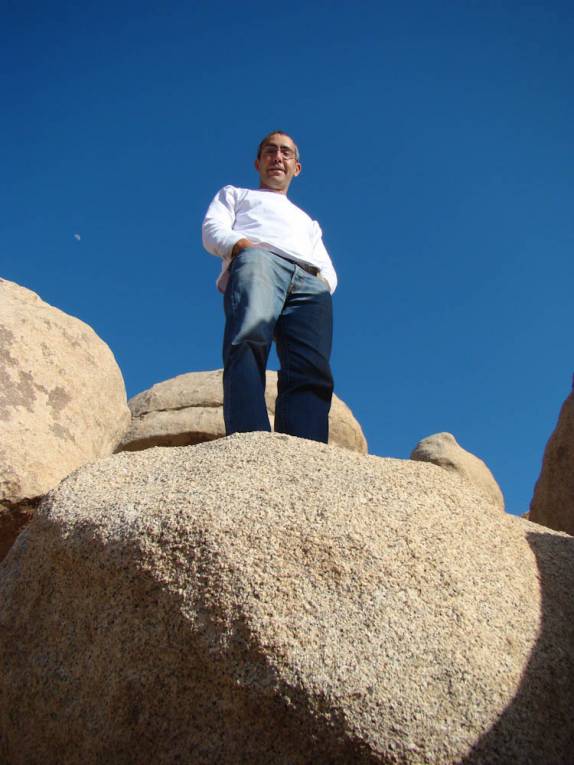 Escalando montanha de pedras no Joshua Tree National Park, na Califórnia - Estados Unidos