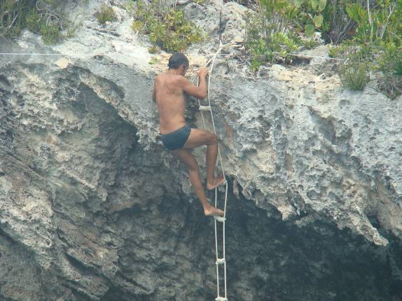 Escalando para saltar no Blue Hole Escalando para saltar no Blue Hole