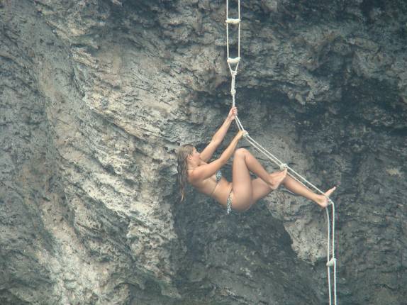 Escalando para saltar no Blue Hole Escalando para saltar no Blue Hole