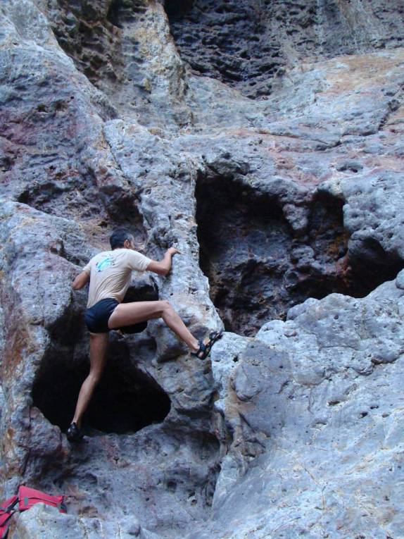 Escalando rochas no Canyon de Somoto, na Nicarágua