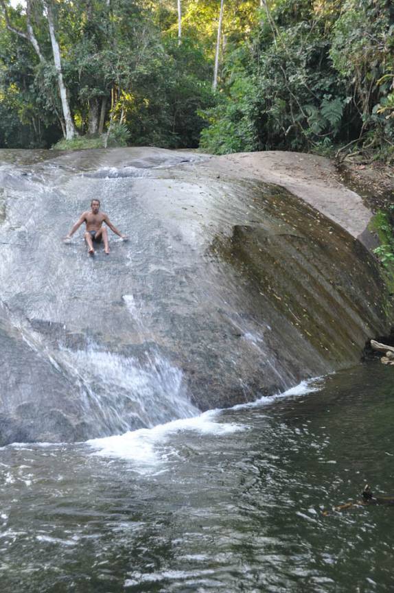 Escorregando pela Cachoeira do Escorrega, em Parati - RJ Escorregando pela Cachoeira do Escorrega, em Parati - RJ