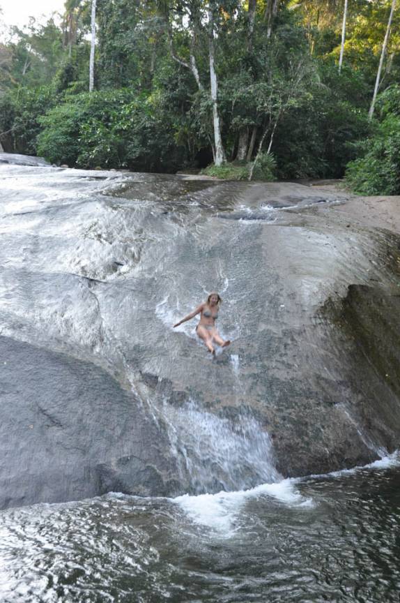 Escorregando pela Cachoeira do Escorrega, em Parati - RJ