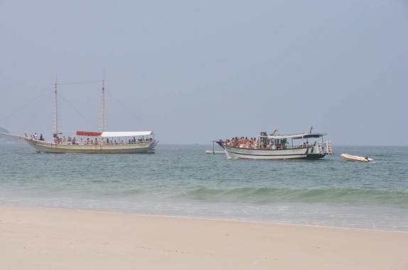Escunas lotadas de turistas argentinos, na Prainha do Atalaia, em Arraial do Cabo - RJ Escunas lotadas de turistas argentinos, na Prainha do Atalaia, em Arraial do Cabo - RJ