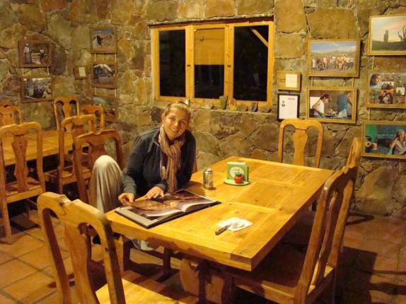 Esperando o jantar no refeitório do nosso hostal na Sierra de San Francisco, no deserto Vizcaino, na Baja California - México