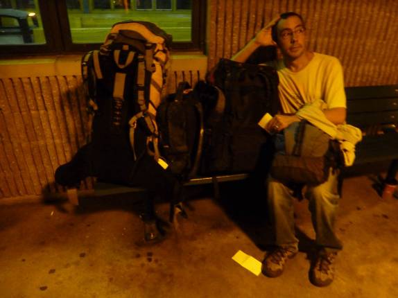 Esperando o trem para Nova iorque na estação de trem de Princeton Junction, em New Jersey, nos Estados Unidos