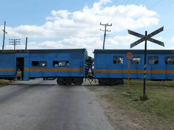 Esperando o trem passar, na viagem entre Trinidad e Camaguey, em Cuba Esperando o trem passar, na viagem entre Trinidad e Camaguey, em Cuba