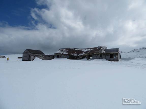 Estação de pesquisa abandonada em Deception Island, na Antártida