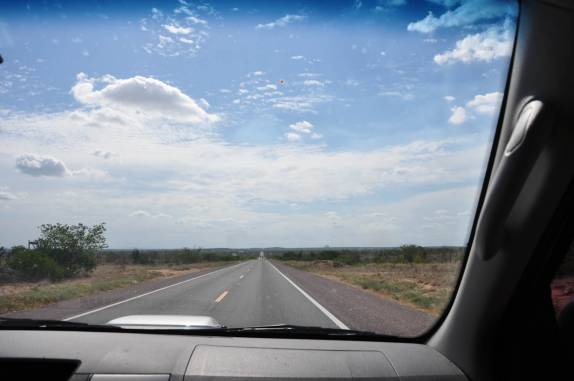 Estrada cruzando o sertão da Bahia em direção à Chapada Diamantina