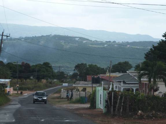 Estrada secundária na região de Treasure Beach, no sul da Jamaica