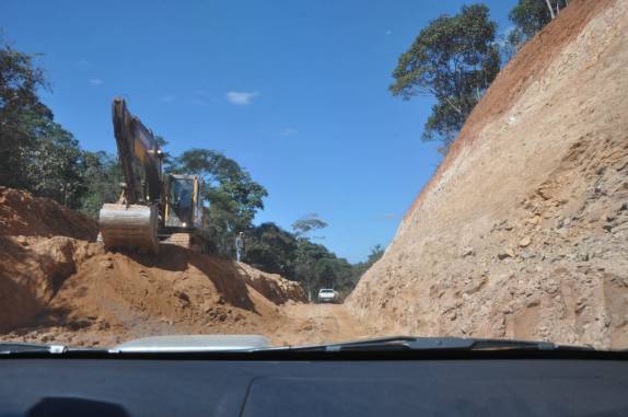 Estrada sendo construída, entre Serro e Milho Verde - MG