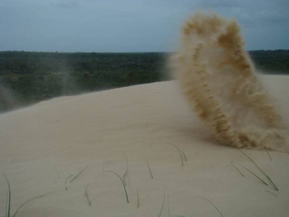 Estranhas formações de areia em Itaúnas - ES