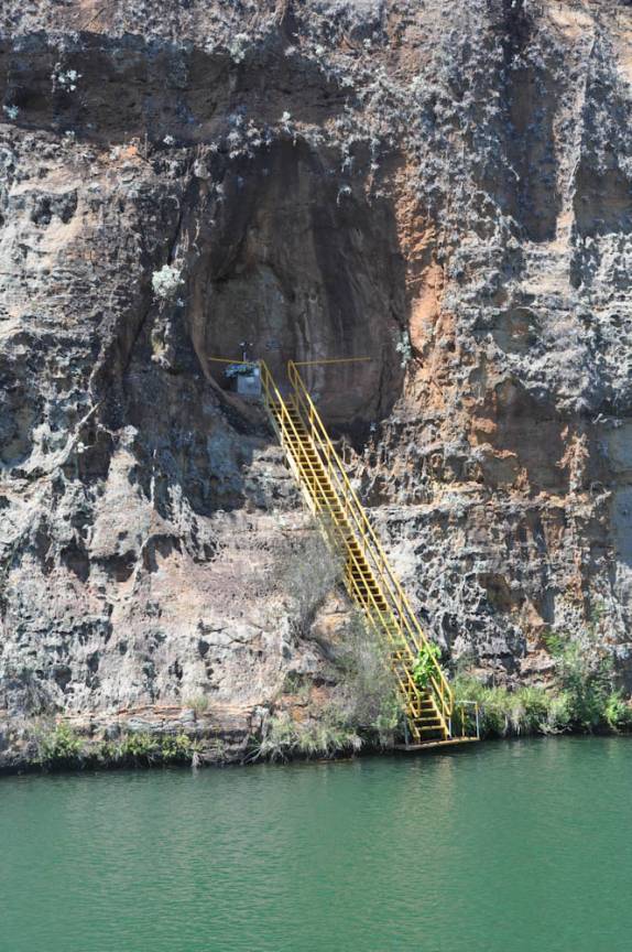 Estátua de São Francisco durante passeio de catamarã no rio São Francisco em Canindé do São Francisco, divisa de Sergipe e Alagoas