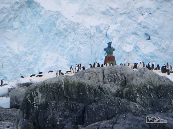Estátua em homenagem aos tripulantes do Endurance que passaram vários meses em Point Wild, em Elephant Island, na Antártida