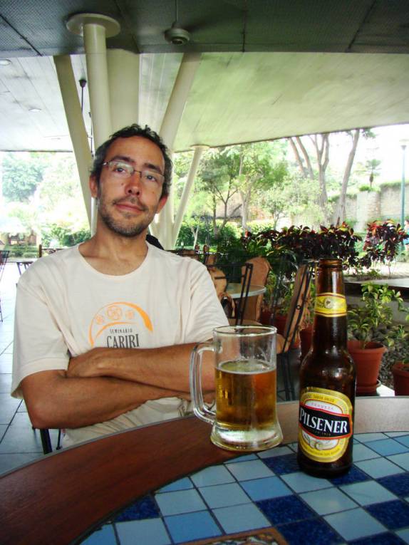 Experimentando a cerveja equatoriana em restaurante do Malecon 2000, em Guayaquil, no Equador