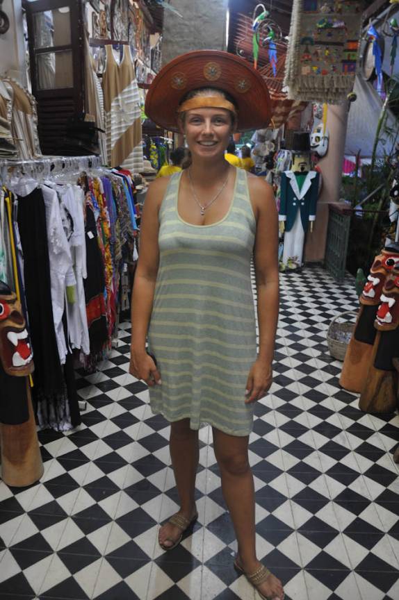 Experimentando chapéus típicos em mercado de Olinda - PE