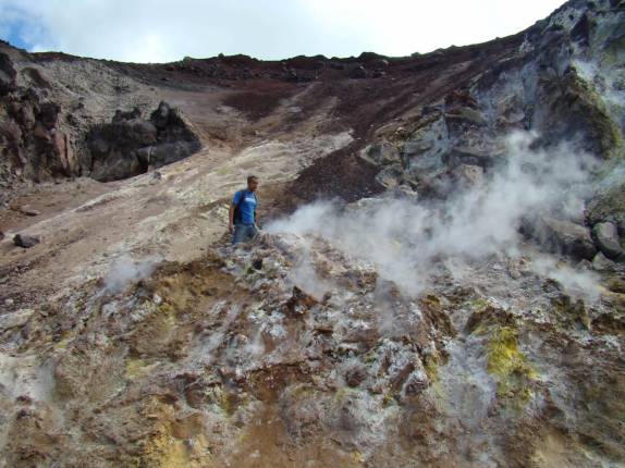 Explorando a cratera do vulcão Cerro Negro e os pontos de emissão de gases (próximo à León, na Nicarágua)