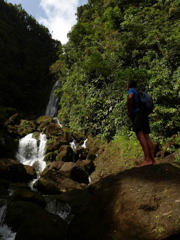 Explorando as Trafalgar Falls, no Trois Pitons National Park, em Dominica, no Caribe Explorando as Trafalgar Falls, no Trois Pitons National Park, em Dominica, no Caribe