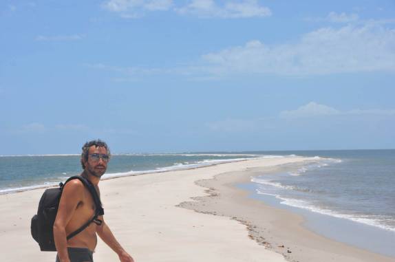 Explorando o banco de areia Coroa Vermelha, na Baía de Camamu - BA