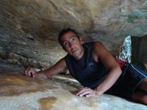 Explorando toca no Lajedo da Soledade, região de Apodi - RN