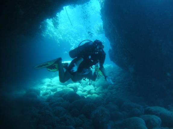 Explrando pequenas grutas e passagens durante mergulho em Tent Reef, na costa de Saba - Caribe