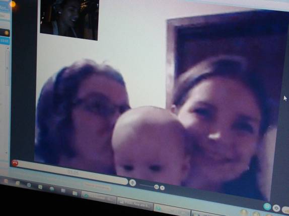 Falando no Skype com a Dani, Lulu e Tia Dri (em Curitiba) no reveillon em Cabaceiras - PB